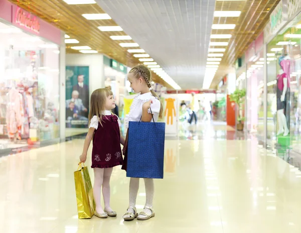Küçük kız alışveriş yaparken — Stok fotoğraf
