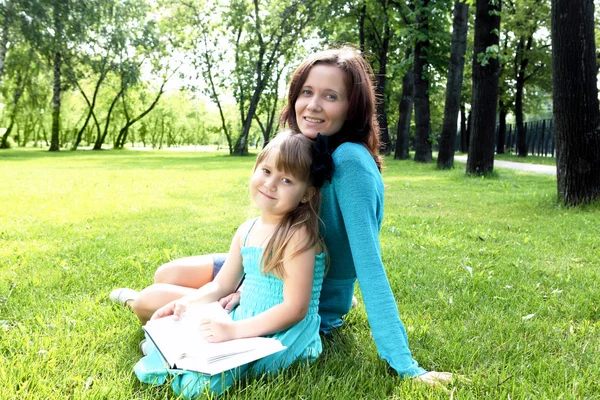 Anya és lánya a parkban portréja — Stock Fotó