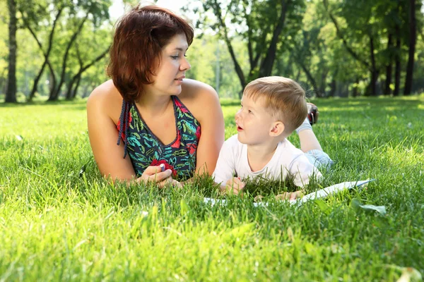 Matka s malým synem v parku — Stock fotografie