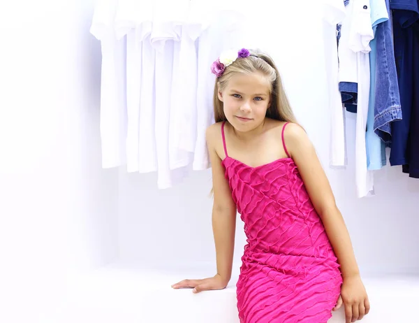 Kleines Mädchen beim Einkaufen — Stockfoto