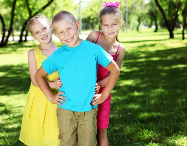 Дети играют в летнем парке — стоковое фото