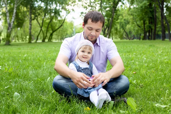 Retrato de pai com filha ao ar livre — Fotografia de Stock