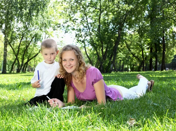 在公园的小儿子与母亲 — 图库照片