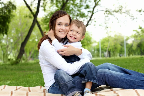 彼女の息子と外の母 — ストック写真