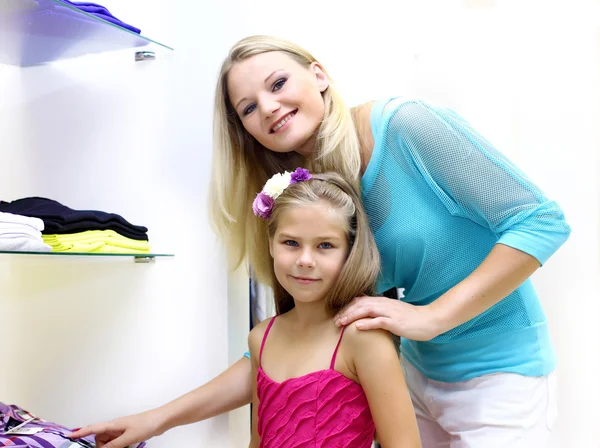 Giovane madre e sua figlia fare shopping — Foto Stock