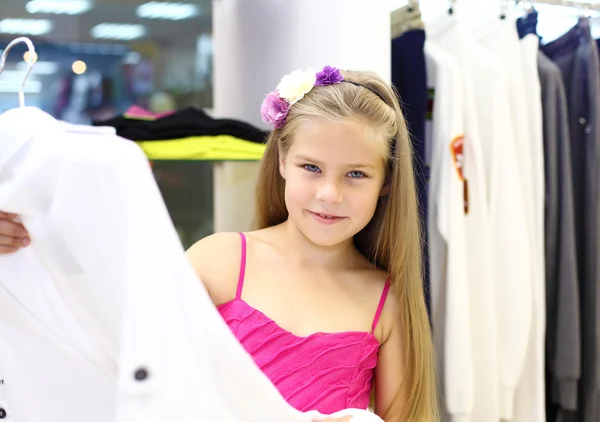 Little girl doing shopping — Stock Photo, Image