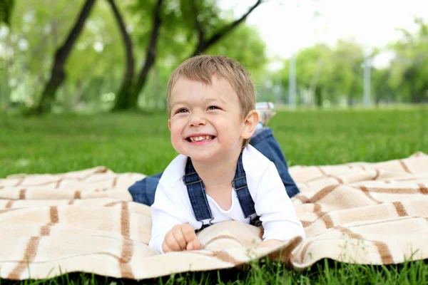Retrato de um menino no parque — Fotografia de Stock