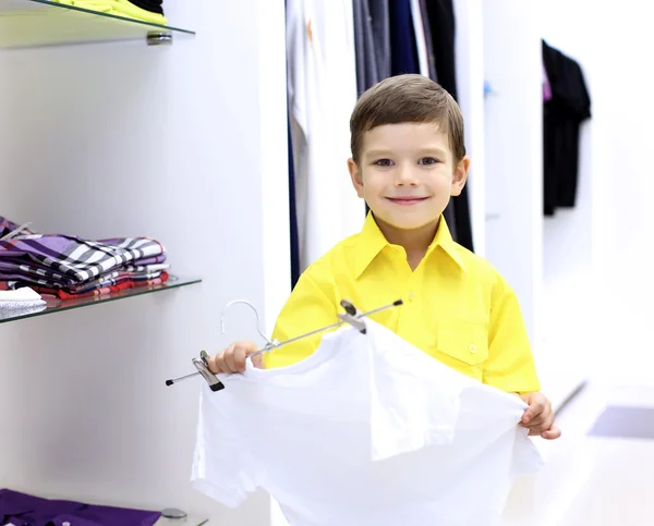 Маленький хлопчик робить покупки — стокове фото
