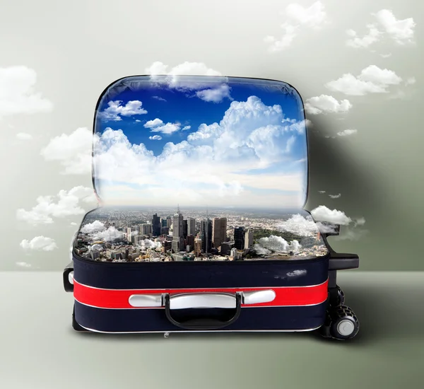 Roter Koffer mit Stadt im Inneren — Stockfoto