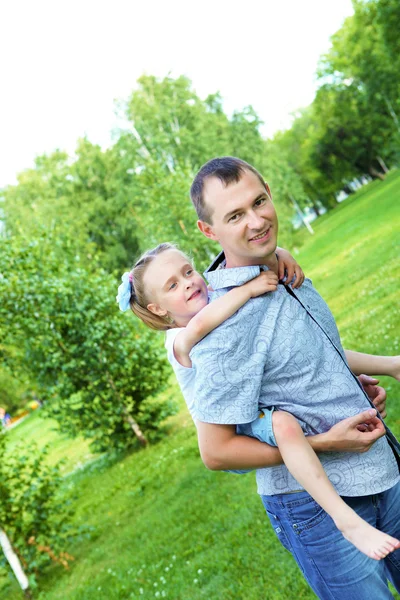 Отец и дочь в летнем парке — стоковое фото