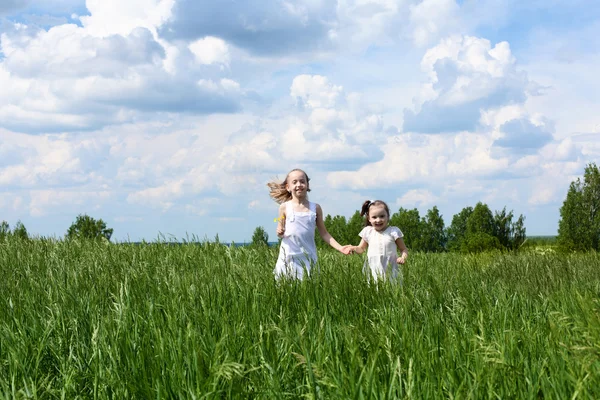 Två små systrar utomhus — Stockfoto