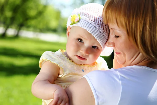 Mother with her daughter in the summer park — Stock Photo, Image
