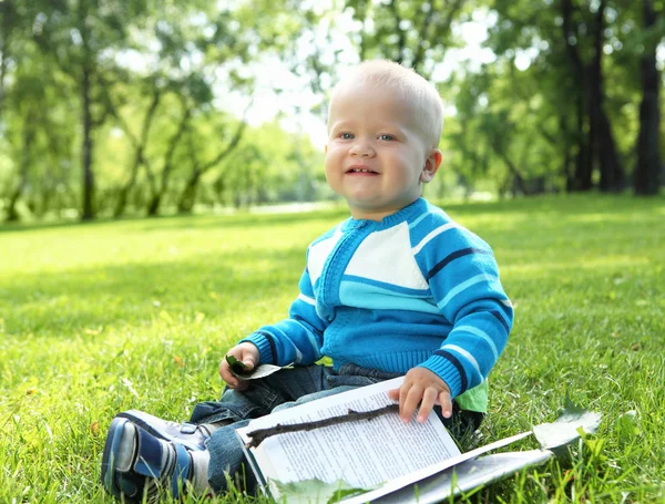 Parkta küçük oğlu portresi — Stok fotoğraf