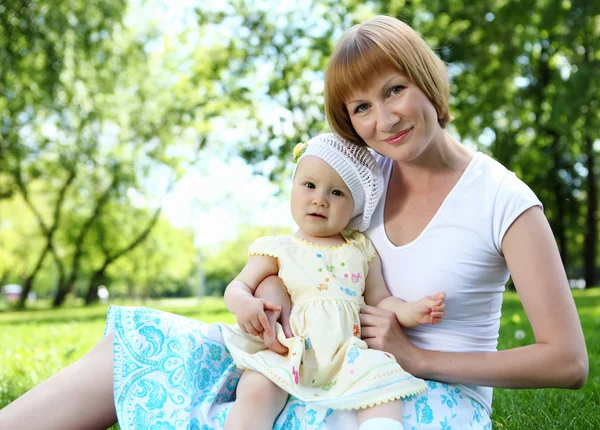Moeder met haar dochter in de zomer park — Stockfoto