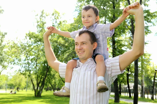 Padre con su hijo en el parque — Foto de Stock
