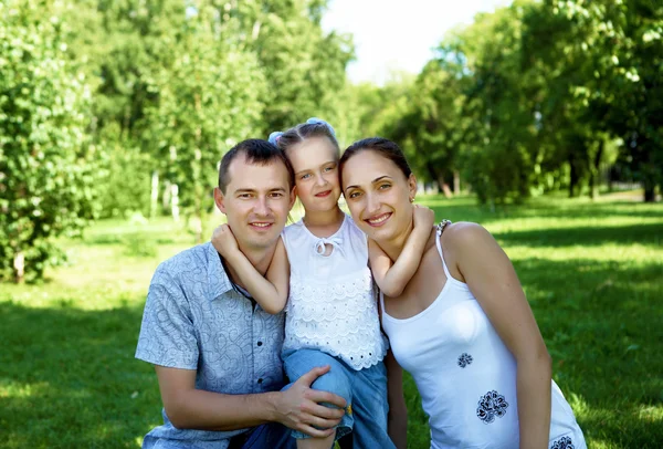 Family with two children in the summer park — Stockfoto