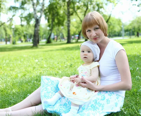 Anya a lányával, a nyári Park — Stock Fotó