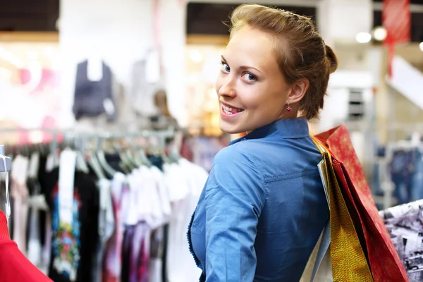 Kobieta w sklepie kupuje ubrania — Zdjęcie stockowe