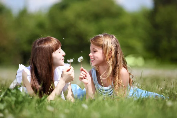 Två flickor som leker i parken — Stockfoto