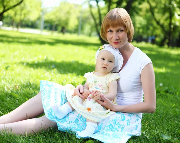 Mère avec sa fille dans le parc d'été — Photo