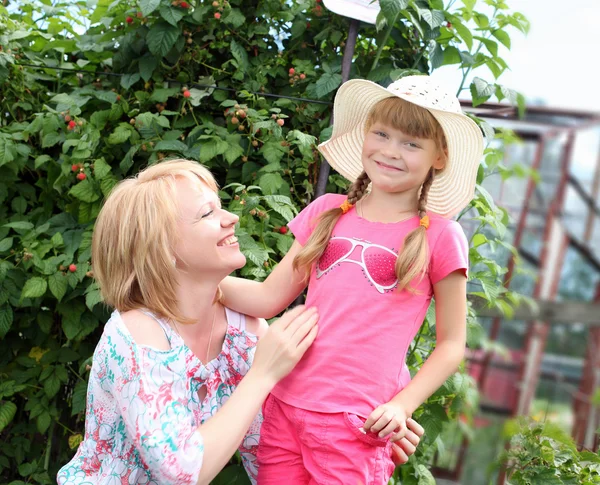 어머니와 딸이 함께 정원을 가꾸는 모습 — 스톡 사진