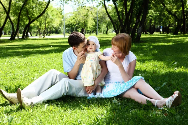 Jovem família juntos no parque — Fotografia de Stock