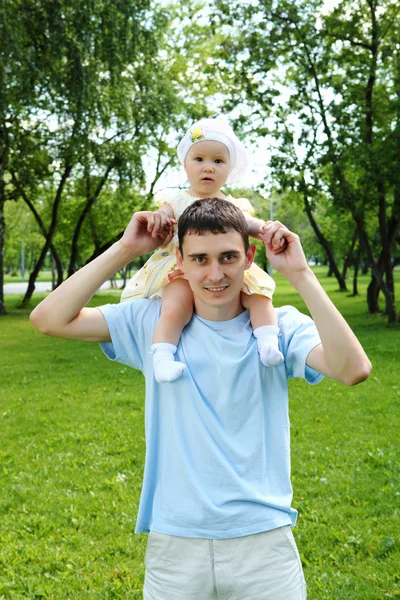 Apa és lánya a nyári park — Stock Fotó