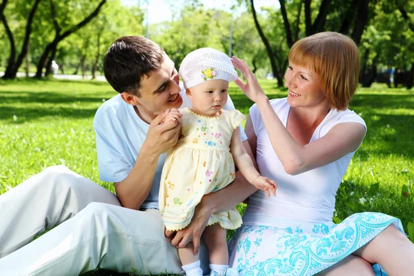Jonge gezin samen in het park — Stockfoto