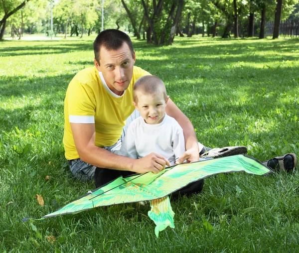 Vater mit Sohn im Park — Stockfoto