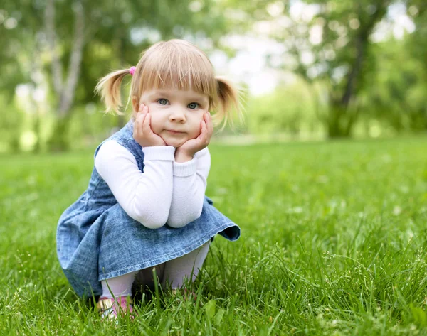 Retrato de uma menina ao ar livre — Fotografia de Stock