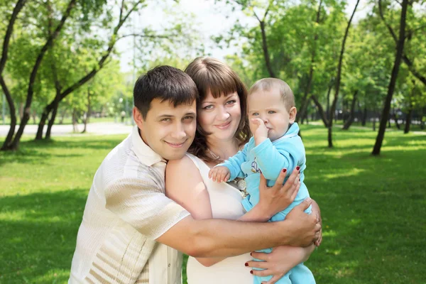 Jovem família juntos no parque — Fotografia de Stock