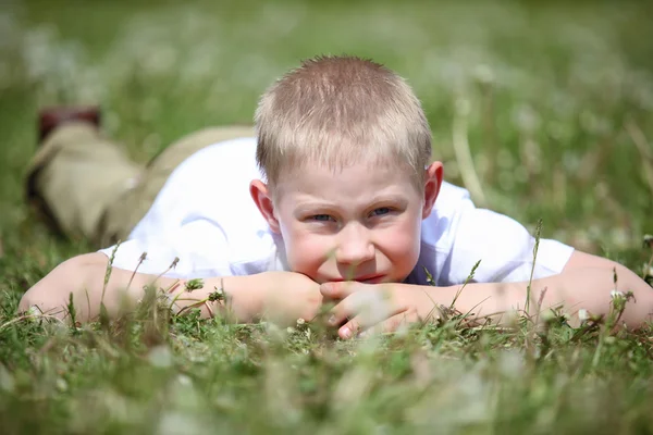 Маленький мальчик играет в парке — стоковое фото