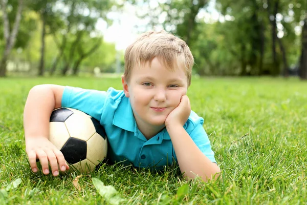 Niño en el parque con una pelota — Foto de Stock