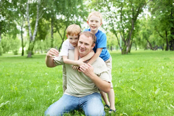 Retrato de pai com dois filhos ao ar livre — Fotografia de Stock