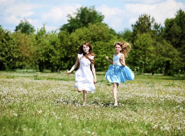 Dos chicas jugando en el parque — Foto de Stock