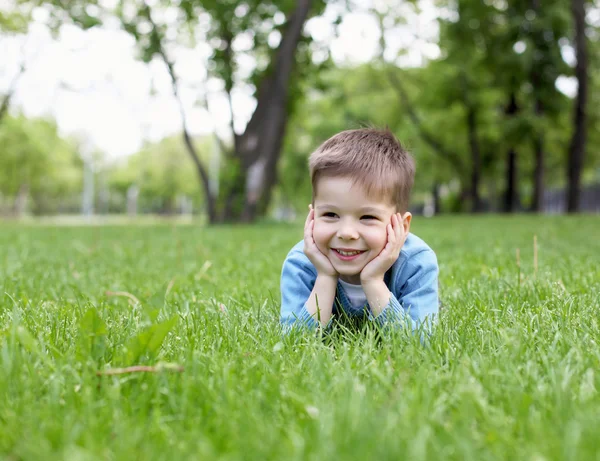 Portret małego chłopca na świeżym powietrzu — Zdjęcie stockowe