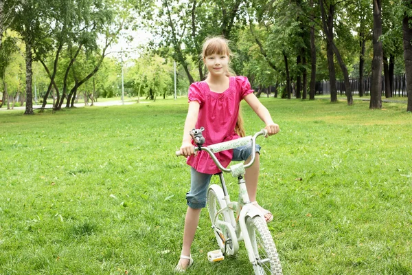 Fille avec un vélo dans le parc — Photo