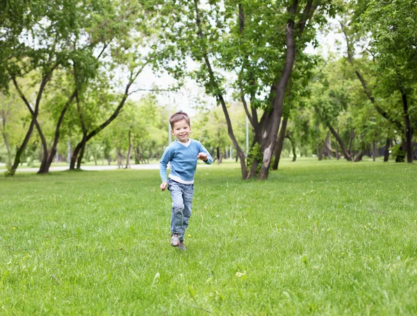 Retrato de un niño pequeño al aire libre — Foto de Stock