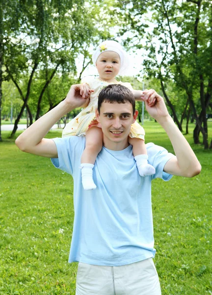 Padre con su hija en el parque de verano —  Fotos de Stock
