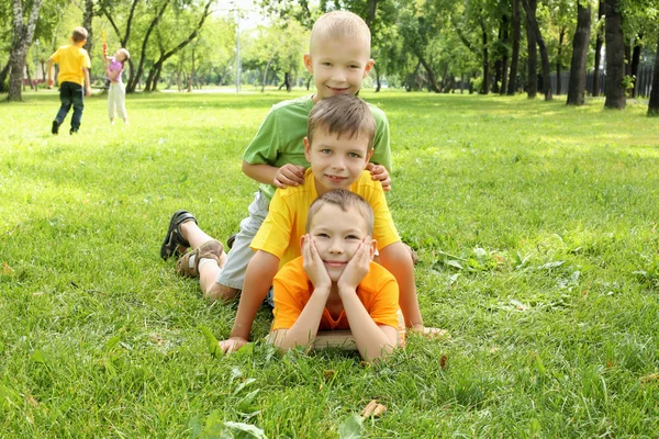Grupo de niños en el parque — Foto de Stock