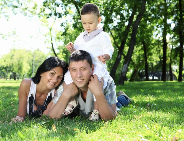 Familie samen in de zomer park — Stockfoto