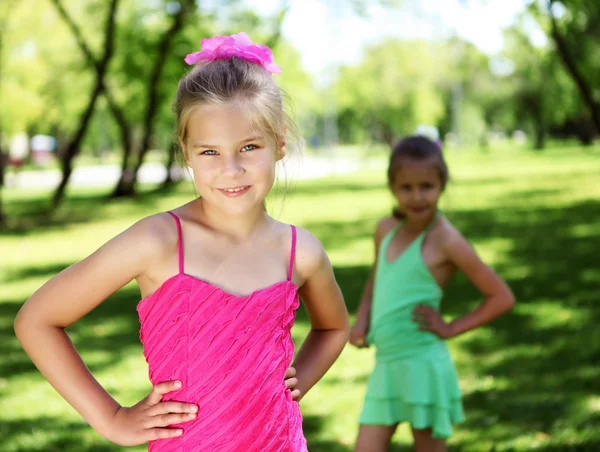 Κοριτσάκι στο πάρκο καλοκαίρι με τους φίλους — Φωτογραφία Αρχείου