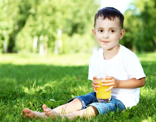 Portrait d'un petit garçon dans le parc — Photo