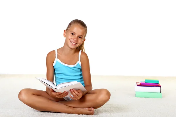 Menina adolescente bonita com livros — Fotografia de Stock