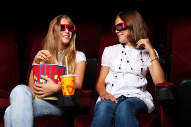 iki genç kız sinemada izlerken