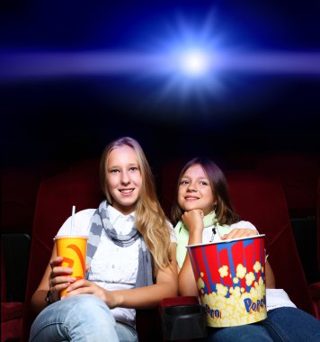 Sinemada iki genç kız