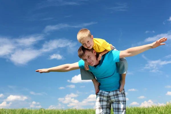 Отец с сыном в летний день на открытом воздухе — стоковое фото