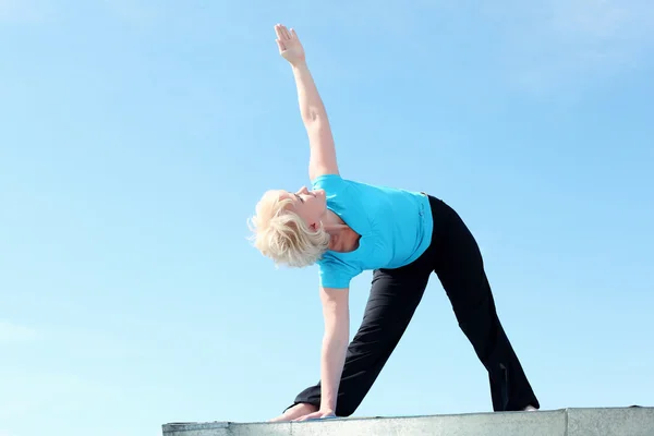 Retrato de una mujer mayor haciendo yoga —  Fotos de Stock