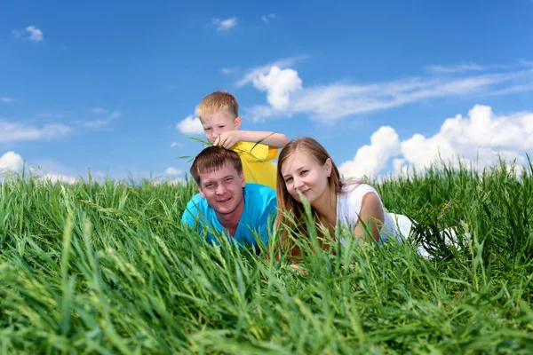 Семья с сыном на лугу — стоковое фото