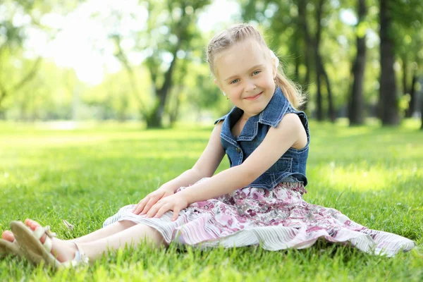 Portrait d'une petite fille dans le parc — Photo